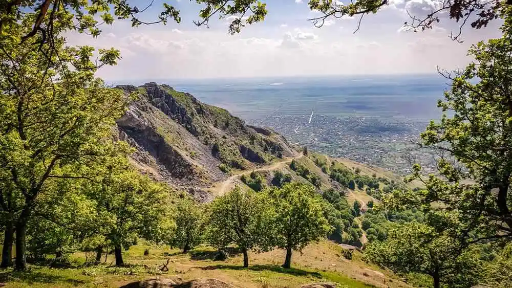 Drumeție spre Vârful Țuțuiatu din Munții Măcin