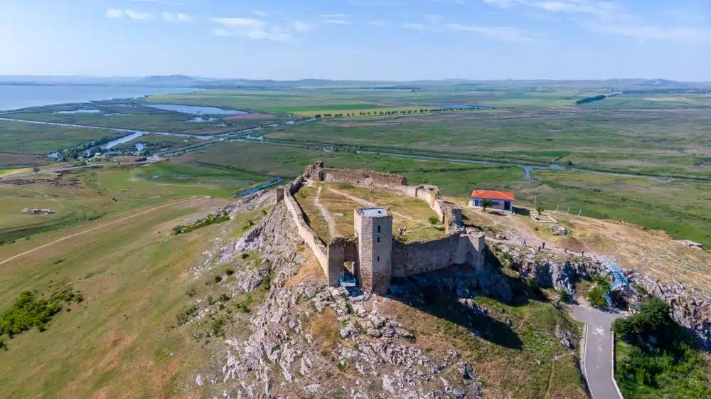 Vedere aeriană asupra Cetății Enisala